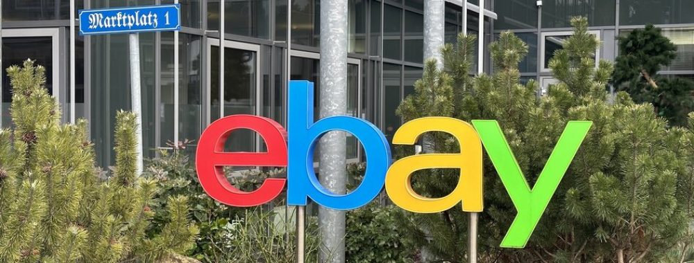 Das Logo des digitalen Marktplatzes Ebay vor der Deutschland-Zentrale in Kleinmachnow bei Berlin. Ebay wird in Deutschland vom 1. März 2023 an keine Gebühren mehr von privaten Verkäufern mehr verlangen, um das Geschäft auf der Plattform insgesamt anzukurbeln. +++ dpa-Bildfunk +++